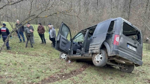 Yoldan &ccedil;ıkan ara&ccedil; 60 metrelik u&ccedil;uruma yuvarlandı: 1 &ouml;l&uuml;, 2 yaralı
