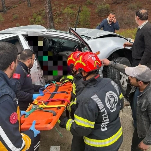 Yoldan &ccedil;ıkan ara&ccedil; ağaca &ccedil;arptı; 1 &ouml;l&uuml;, 1 yaralı
