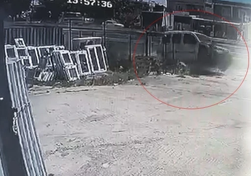 Yoldan &ccedil;ıkan ara&ccedil; iş yerinin bah&ccedil;esine daldı, s&uuml;r&uuml;c&uuml; yaralandı
