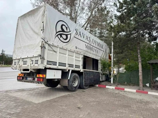 Yoldan çıkan kamyon duvarda asılı kaldı
