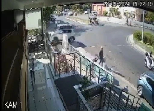 Yoldan çıkan otomobil apartman bahçesine uçtu... O anlar kamerada
