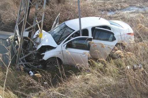 Yoldan &ccedil;ıkan otomobil direğe &ccedil;arptı: 3 yaralı
