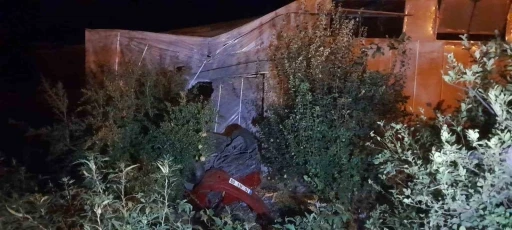 Yoldan çıkan otomobil seraya çarptı: 5 yaralı
