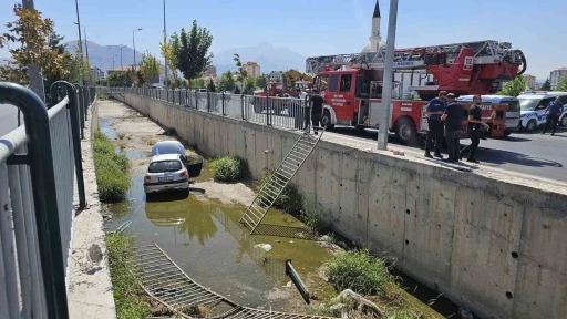 Yoldan çıkan otomobil sulama kanalına düştü
