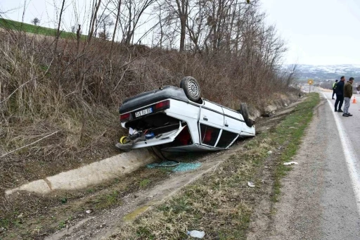 Yoldan &ccedil;ıkan otomobil ters d&ouml;nd&uuml;
