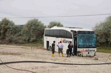 Yoldan çıkan yolcu otobüsü tarlaya girdi: 4 yaralı
