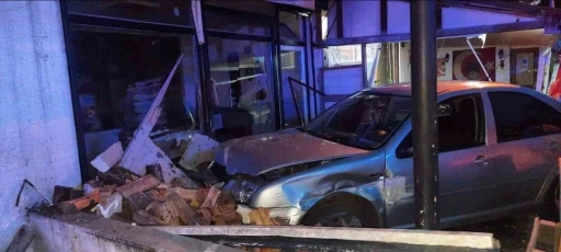 Yoldan çıkıp 2 iş yerine çarptı : 1 yaralı

