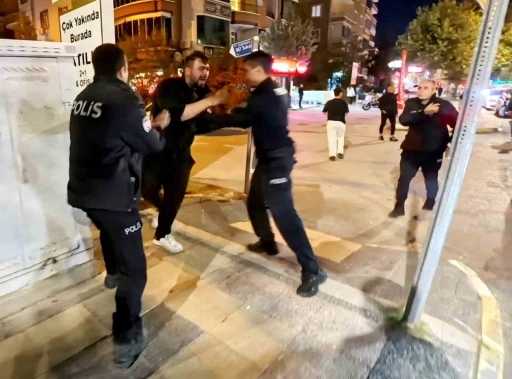 Yoldan geçen araçlara zarar verdi, polise direndi, "Öldürün beni" diye bağırdı