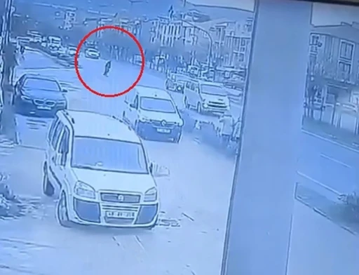 Yoldun karşısına geçerken otomobilin çarptığı yaşlı adam hayatını kaybetti
