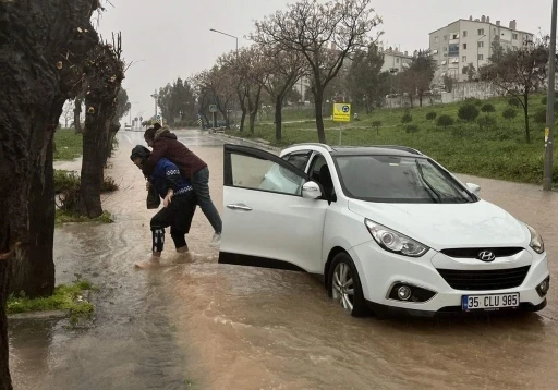 Yollar g&ouml;le d&ouml;nd&uuml;, mahsur kalanları zabıta sırtında taşıdı

