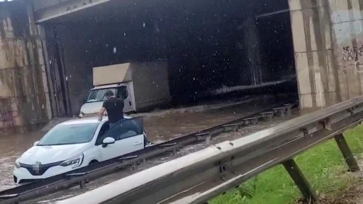 Yollar g&ouml;le d&ouml;nd&uuml;, yağmur suları şelale gibi aktı

