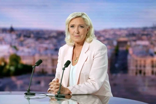 Yolsuzluktan su&ccedil;lu bulunan Fransız siyaset&ccedil;i Le Pen, cumhurbaşkanlığı adaylığını duyurdu
