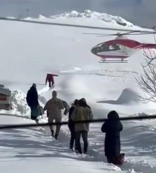 Yolu kapalı mahallede hastalanan bebek, helikopterle hastaneye ulaştırıldı
