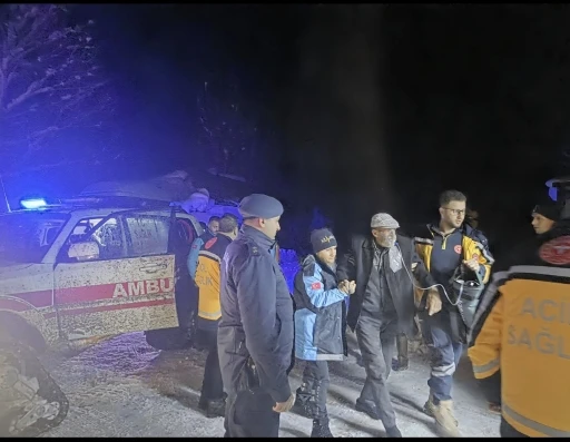 Yolu kapanan k&ouml;yde mahsur kalan KOAH hastasının yardımına UMKE yetişti
