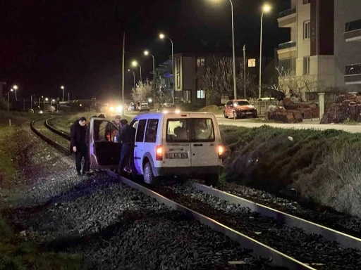 Yolu karıştırıp tren raylarına giren s&uuml;r&uuml;c&uuml;n&uuml;n tehlikeli anları
