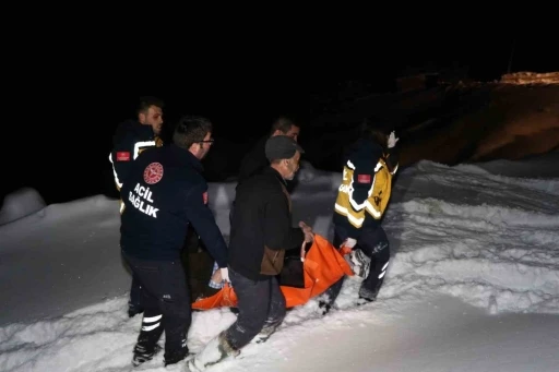 Yolu karla kapanan ve elektrikleri kesik olan k&ouml;yde oksijensiz kalan hastanın imdadına yetiştiler
