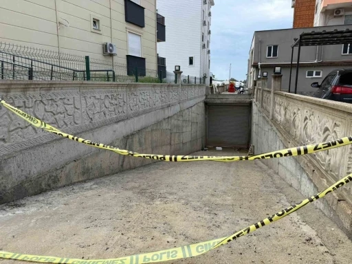 Yolu kısaltmak isterken  apartman boşluğuna d&uuml;şerek hayatını kaybetti

