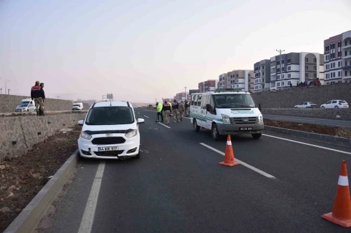 Yolun karşı tarafına ge&ccedil;mek isterken 2 aracın &ccedil;arptığı adam hayatını kaybetti
