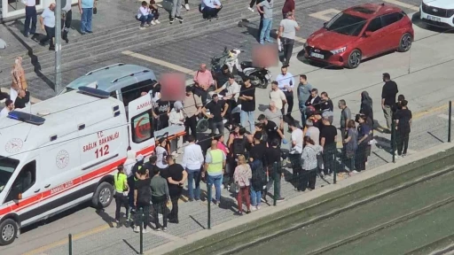 Yolun karşı tarafına geçmeye çalışan kadına motosiklet çarptı
