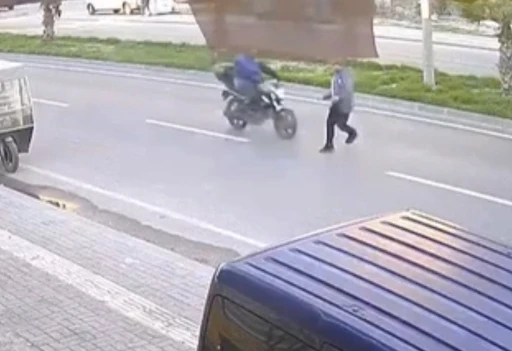 Yolun karşısına ge&ccedil;erken motosikletin &ccedil;arptığı bir kişi yaralandı
