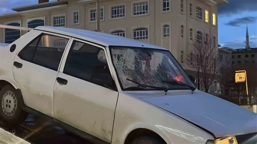 Yolun karşısına ge&ccedil;erken otomobilin &ccedil;arptığı kadın ağır yaralandı: Kaza anı kamerda
