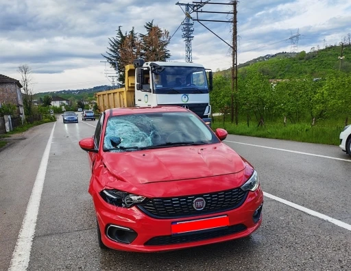 Yolun karşısına ge&ccedil;erken otomobilin &ccedil;arptığı yaya ağır yaralandı
