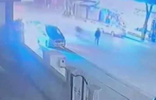 Yolun karşısına geçmek isteyen çocuğa motosiklet çarptı... O anlar kamerada
