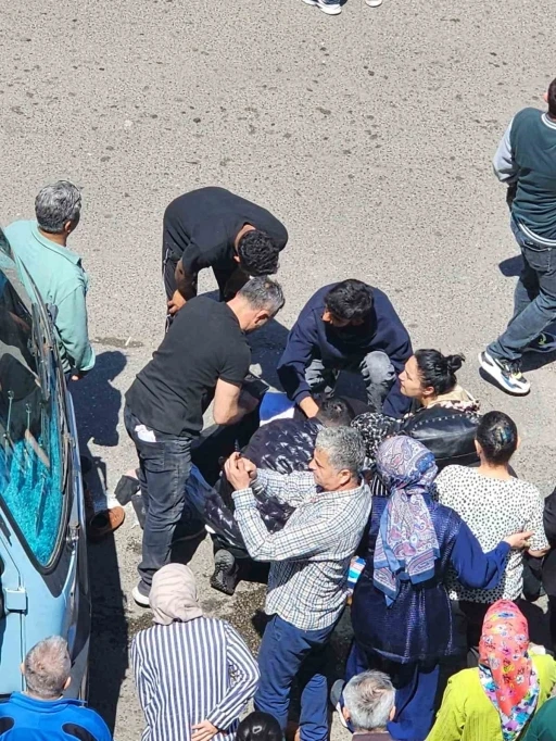 Yolun karşısına ge&ccedil;mek isteyen kadın minib&uuml;s&uuml;n altında kaldı, vatandaşlar minib&uuml;s&uuml; iterek altındaki kadını kurtardı
