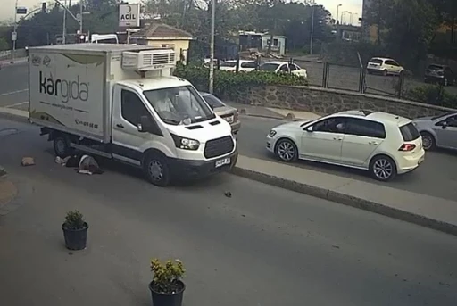 Yolun karşısına geçmeye çalışan kadının üzerinden kamyonet geçti
