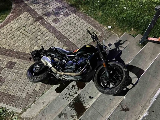 Yolun karşısına geçmeye çalışan yayalara motosiklet çarptı: 1’i ağır 4 yaralı
