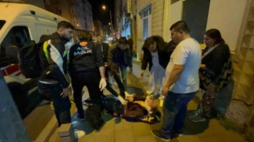 Yolun karşısına geçmeye çalışan yayaya motosiklet böyle çarptı
