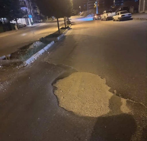 Yolun ortasındaki &ccedil;ukur kazaya davetiye &ccedil;ıkarıyor
