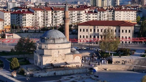 Y&ouml;resel kıyafetleriyle tarihi camide bayram namazı kıldılar
