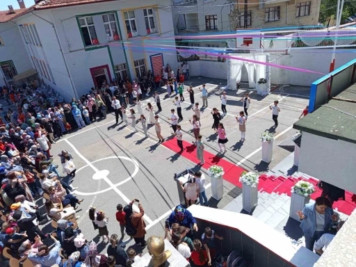 Yöresel yemek tanıtımı eşliğinde mezuniyet töreni
