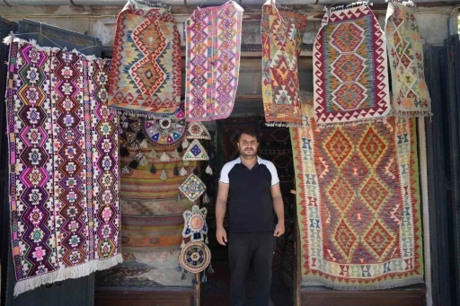 Y&ouml;r&uuml;k k&ouml;ylerinden topladığı halı ve kilimleri satarak ge&ccedil;mişi geleceğe taşıyor
