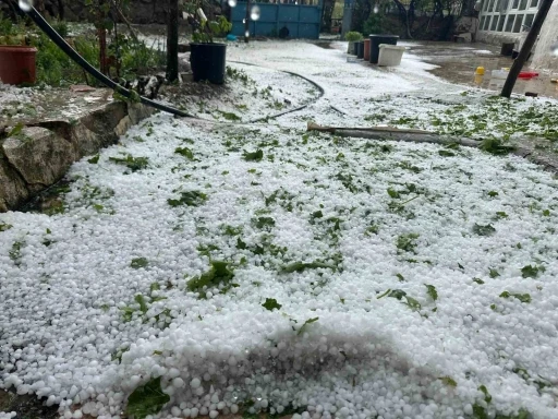 Yozgat’ı etkisi altına alan dolu, bazı bölgeleri beyaza bürüdü
