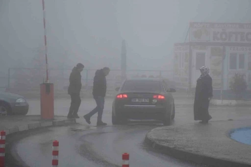 Yozgat sis altında kayboldu, g&ouml;r&uuml;ş mesafesi 10 metreye kadar d&uuml;şt&uuml;
