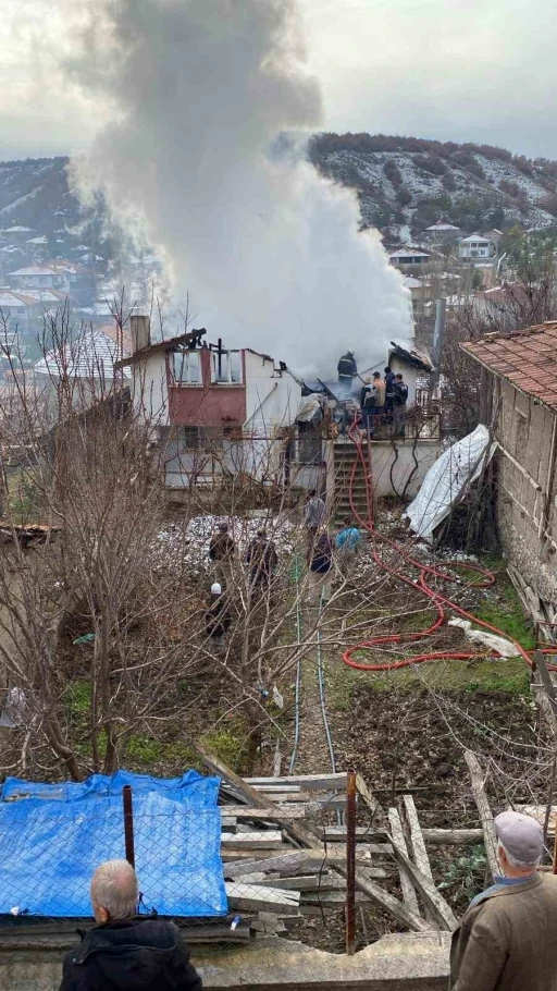 Yozgat&rsquo;ta binada &ccedil;ıkan yangında yoğun duman g&ouml;ky&uuml;z&uuml;n&uuml; kapladı
