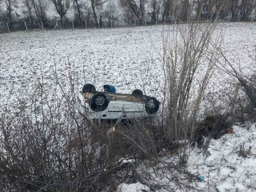 Yozgat&rsquo;ta direksiyon hakimiyeti kaybedilen ara&ccedil; takla attı
