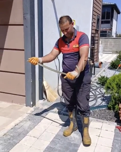 Yozgat&rsquo;ta evin bah&ccedil;esine giren yılan doğaya bırakıldı
