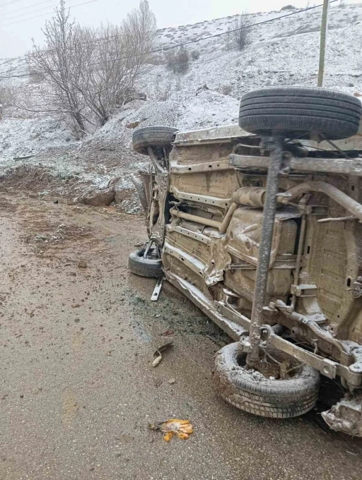 Yozgat’ta hafif ticari araç devrildi: 2 kişi yaralandı
