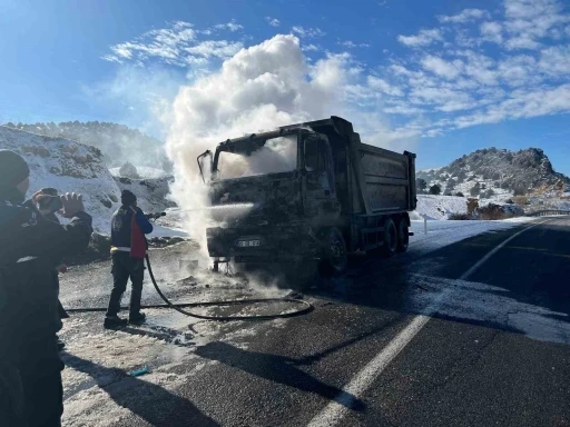 Yozgat&rsquo;ta kamyon yandı, kullanılamaz hale geldi
