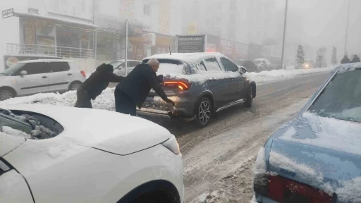 Yozgat&rsquo;ta kar yağışı ve sis s&uuml;r&uuml;c&uuml;lere zor anlar yaşattı
