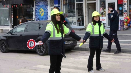 Yozgat&rsquo;ta &ouml;ğrenciler trafiğe y&ouml;n verdi
