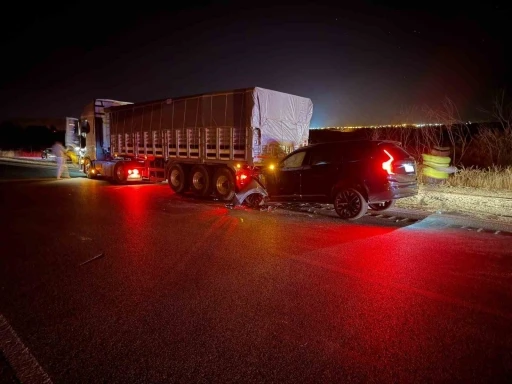 Yozgat&rsquo;ta otomobil tıra &ccedil;arptı: 3 yaralı
