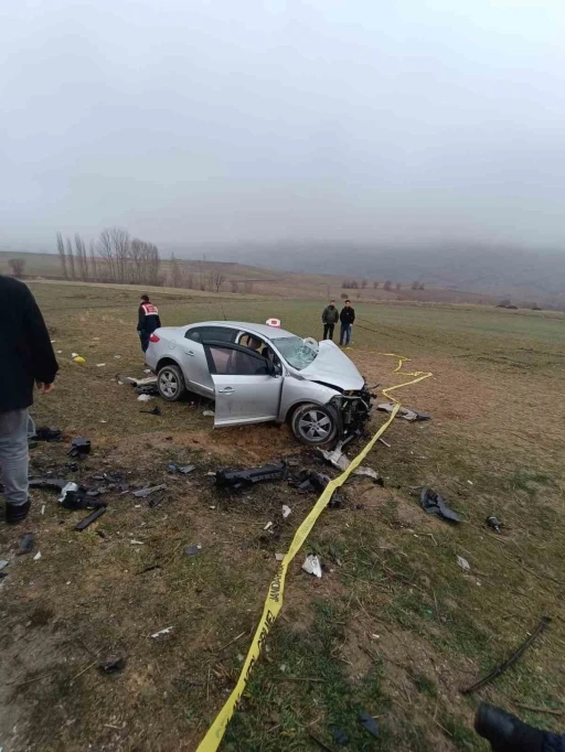 Yozgat&rsquo;ta otomobiller &ccedil;arpıştı: 1 &ouml;l&uuml;, 5 yaralı
