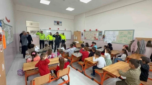Yozgat&rsquo;ta polis selamı veren minikler kalpleri ısıttı
