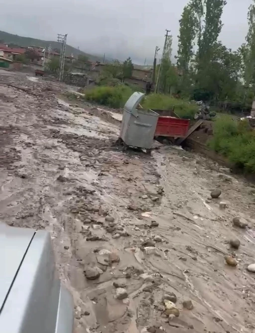 Yozgat&rsquo;ta sel sonrası yollar temizlendi
