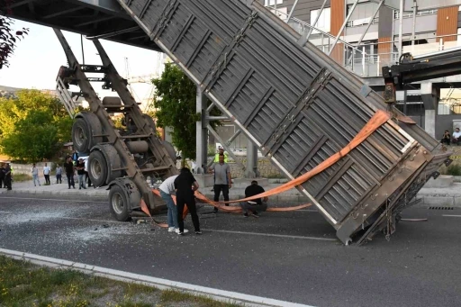 Yozgat&rsquo;ta tırın dorsesi &uuml;st ge&ccedil;ide takıldı
