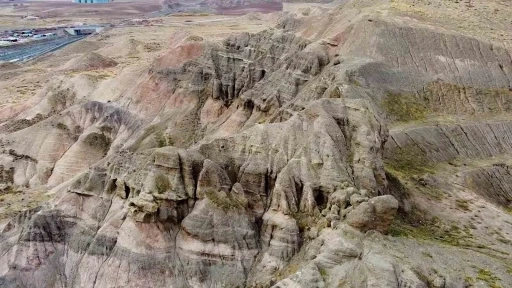 Yozgat&rsquo;ta yağmur, kar ve r&uuml;zgarın şekillendirdiği tepe dron kamerasıyla g&ouml;r&uuml;nt&uuml;lendi
